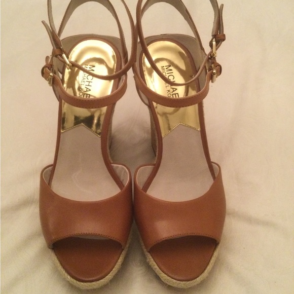 NIB Michael Michael Kors Axton leather two strap luggage wedge. Size 9. - Picture 5 of 12